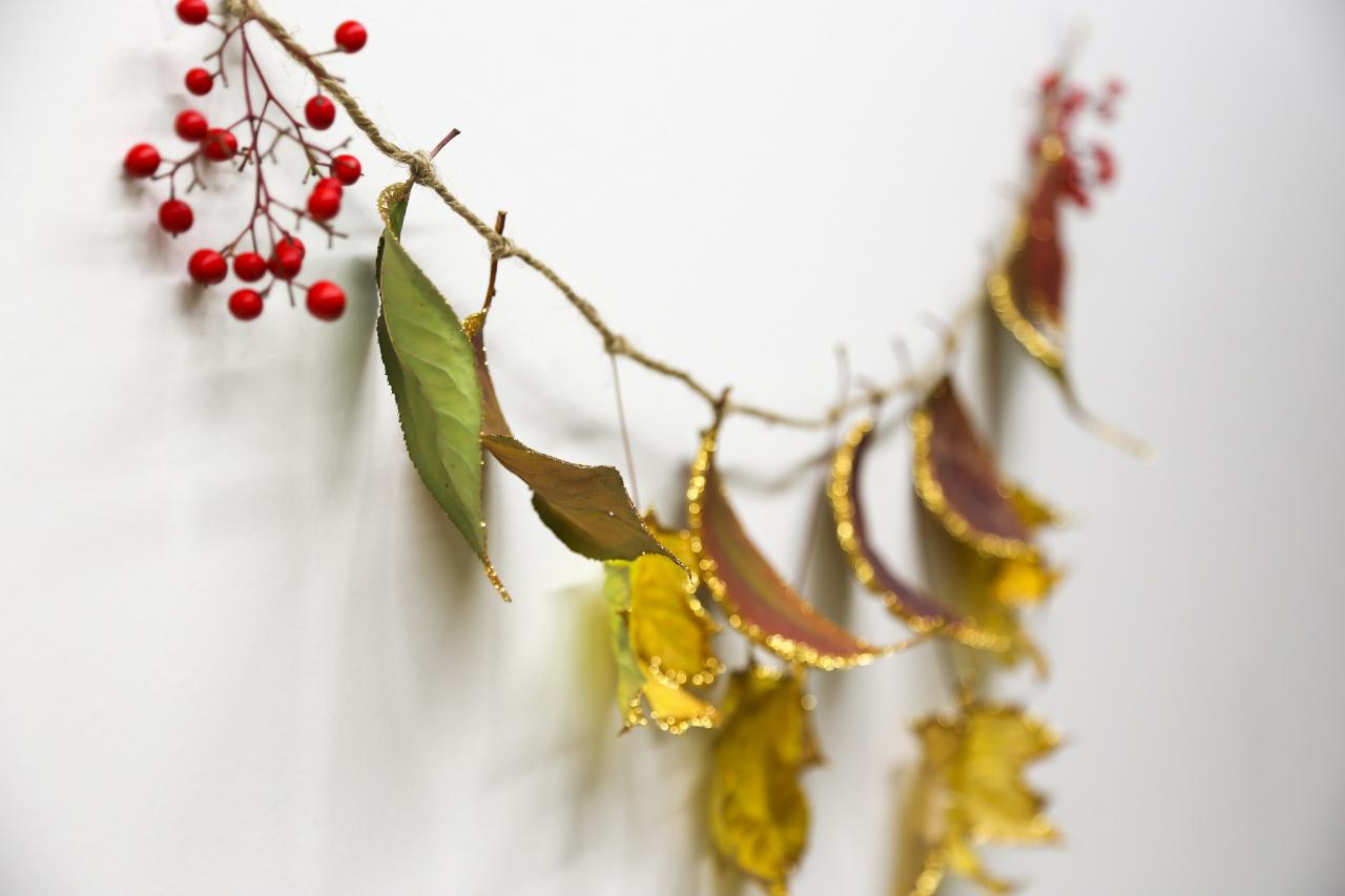 Decorate Your Home with a Stunning Autumn Leaf Garland – Learn How Here!